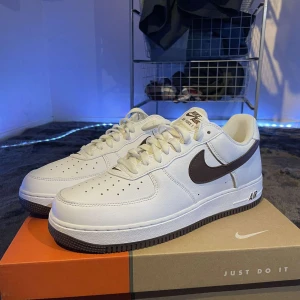 Nike air force one (oanvända) - Oanvända Air force one. I färgen vit och mörk brun. Storlek 45,5 Ny pris 1800 kr. Säljer pga att de inte passade! Skriv vid intresse🥾
