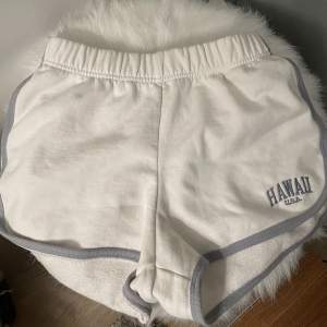 Mjuka shorts från Brandy Melville. Helt oanvända. One size men skulle säga att de passar xs-s ungefär. 