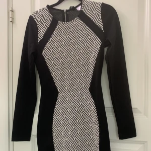 Tajt klänning från hm - Klänning som inte används. Inga defekter, det är bara att trycka på köp nu. Pris kan diskuteras 