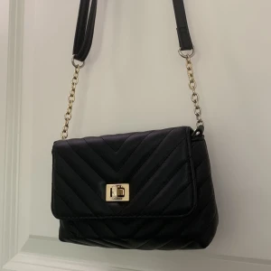 Svart handväska  - Använd väska från primark. Liten skada (bild 2)