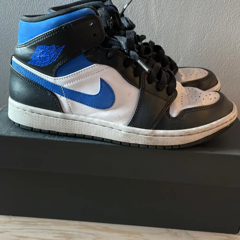 Jordan 1 mid racer blue storlek 41 som ni ser på bilderna så har jag andvändt dom väldigt mycket köpta från restocks köpte dom för 2400 men efter att dom är lite andvännda så blir priset mycket billigare och dom är inte så sluta skulle säga okej skick. Skor.