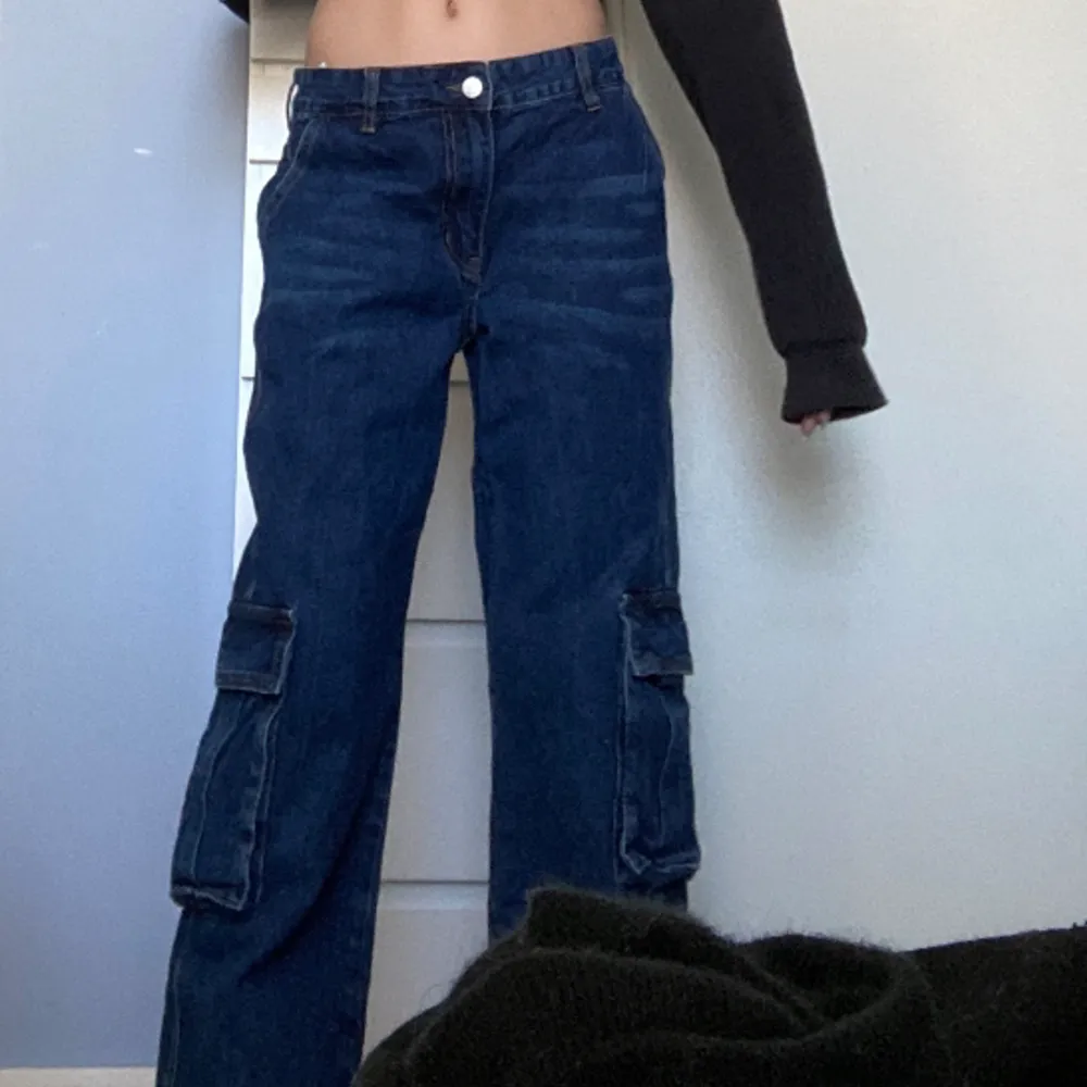 jeans strl M baggy y2k cargo, NY aldrig använts . Jeans & Byxor.