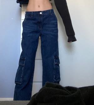 JEANS y2k  - jeans strl M baggy y2k cargo, NY aldrig använts 