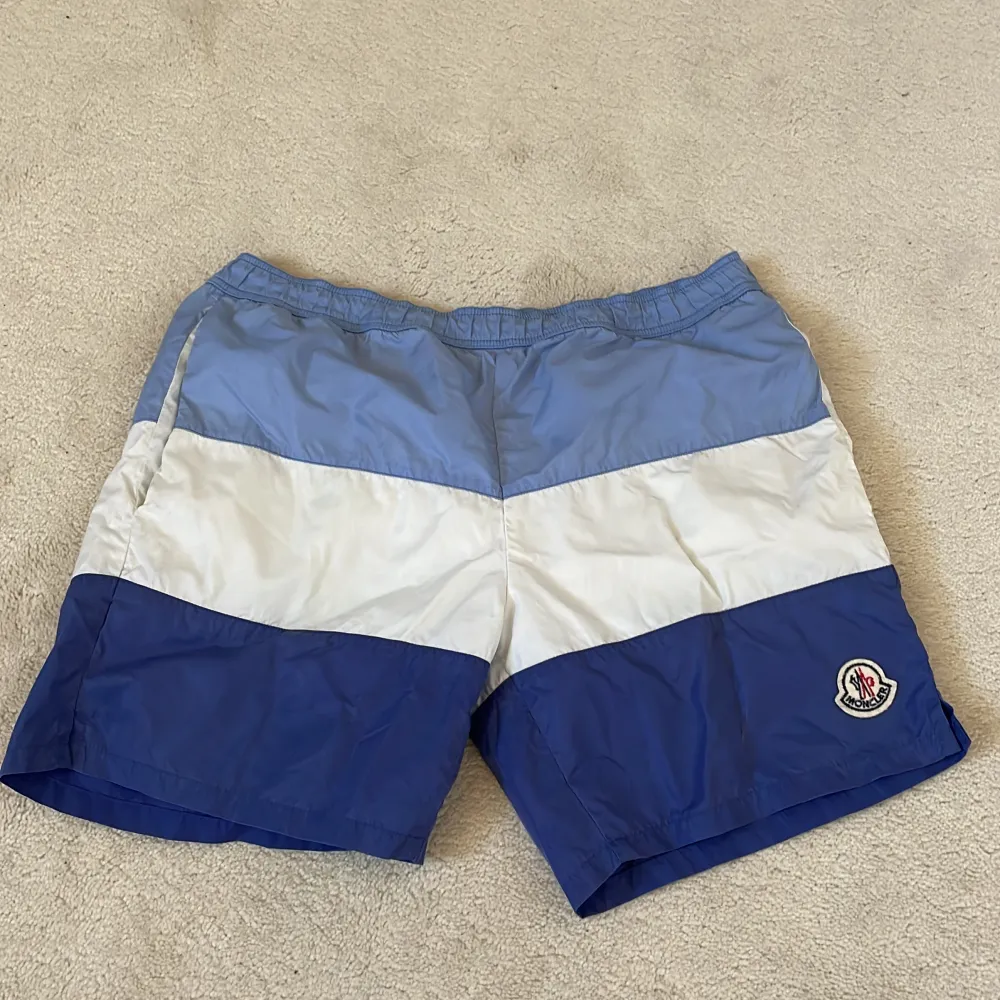 ACCEPTERAR BYTEN! Äkta moncler bad shorts i storlek XS i nyskick, säljer för jag inte passar i den, inte använd. Köpt för flera månader sen. Pris kan diskuteras. KOM MED BUD. Shorts.