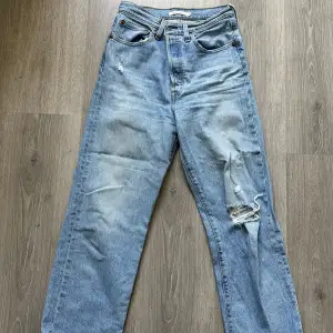 Levi's Straight Ribcage jeans. Storlek 27 i midja.  I bra skick. Använda, men inga fläckar eller andra fel.