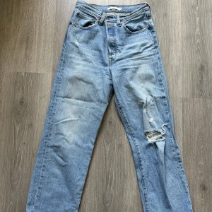 Levi's Ribcage Straight - Levi's Straight Ribcage jeans. Storlek 27 i midja.  I bra skick. Använda, men inga fläckar eller andra fel.