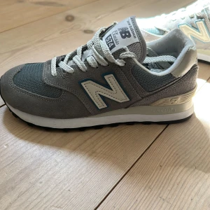 New Balance 574  - Dessa superfina New Balance skor i storlek 37 (passar som 36)! Säljer då jag inte hann skicka tillbaka de när de var lite för små:( nypris ca 1200 kr. Test gått 1 gång ute❤️skriv vid frågor❤️ säljer billigt för jag vill bli av med de🩷