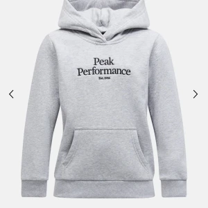 Peak performance hoodie - Fin hoodie som är perfekt på sommarkvällar. Säljer pga att jag växt ur den 