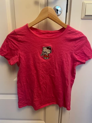 hello kitty t shirt  - en jätte gullig hello kitty tröja som jag köpte second hand, den ör lite liten men köpte den för att den var lite tajtare!!