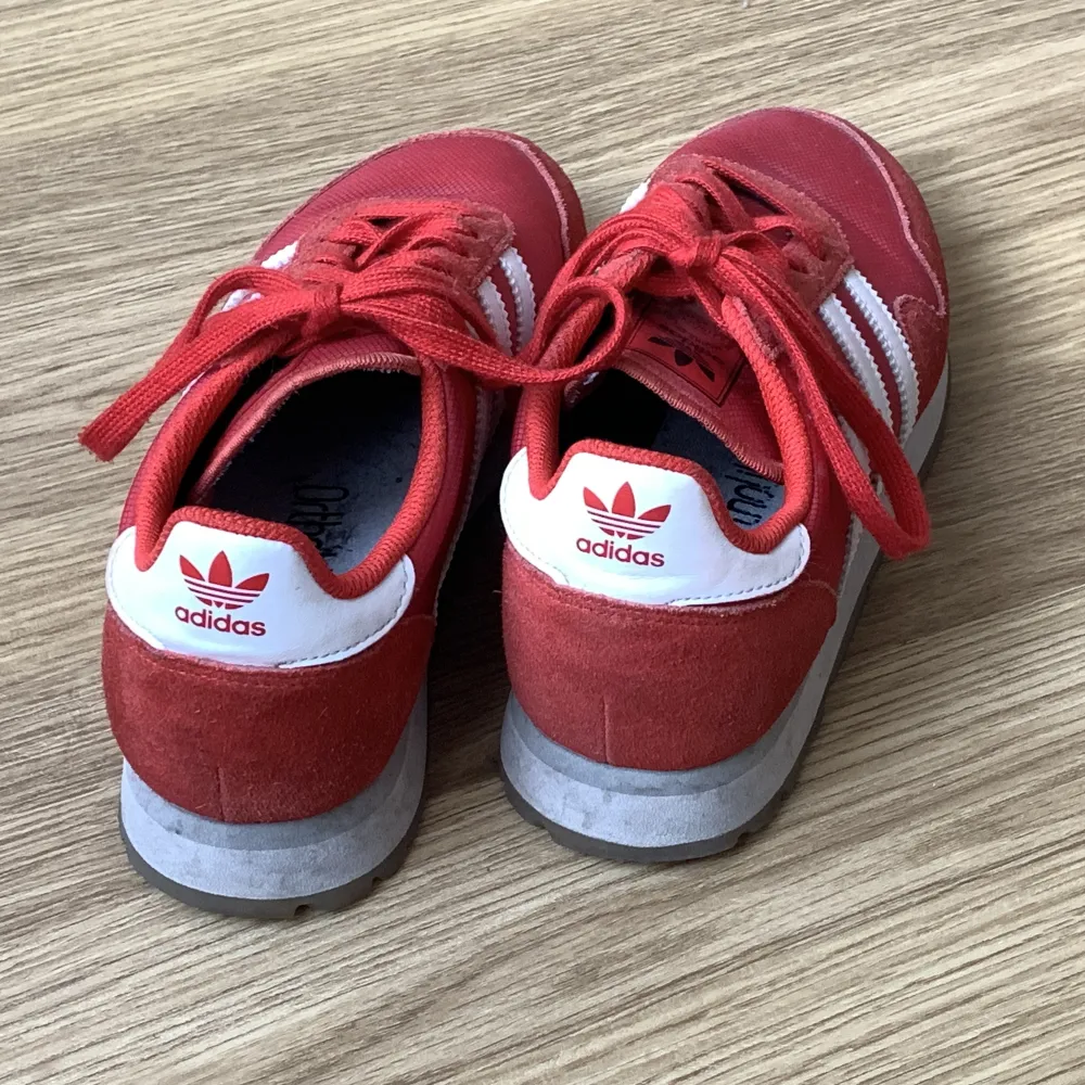 Adidas Haven Trainers köpta 2018 och verkar inte finnas att köpa längre, sparsamt använda men syns att de är lite använda. Är storlek 38 2/3 och i sista bilden går det att se mer specifikt vad måtten är. Kan mötas upp i Linköping eller skickas☀️. Skor.