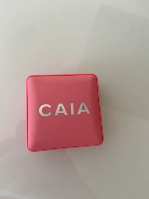 Caia blush - Helt oanvända blush från caia!! Den är aldrig ens testad. Säljer då jag har flera lika dana som inte används. Nypris 300