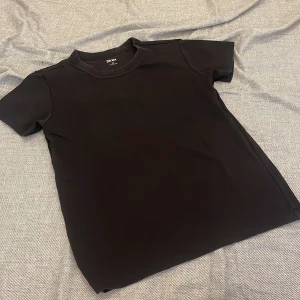 Uniqlo Back T-shirt - Size is M. cutting is small. So may be suitable for S who wants a slightly looser fit. 