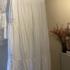 Vit långkjol - Vit långkjol i one size, passar mig som brukar ha 34-38, priset inkluderar frakt!