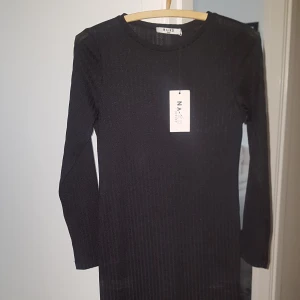 Klänning från NA-KD  - Svart klänning tajt ribbad helt ny med lapparna kvar 