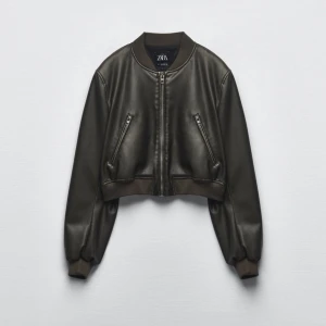 Skinnjacka från Zara  - INTRESSEKOLL på denna snygga, populära bomberjackan från Zara 🩵 det är en skinnjacka och den är croppad, passar till allt! Snygg till sommaren med tex ett par linnebyxor. Den är använd kanske 5 gånger ☺️ nypriset är 700 kr! Hör av er för frågor o bilder! 