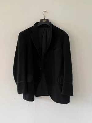 Exclusive Svart Herr kavaj - PURE BOTANY WORSTED Made in England oj James Sukes a Son AD. for Magni