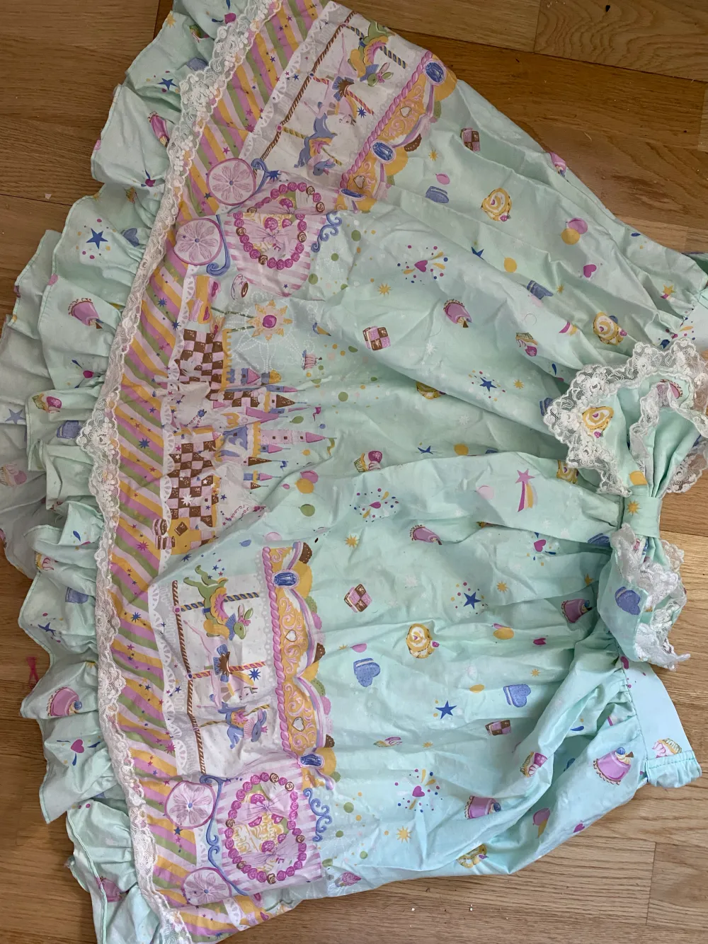 Lolita kjol köpt här på Plick - säljs vidare då den tyvärr är för stor. Jätte fin och bra kvalitet! . Kjolar.