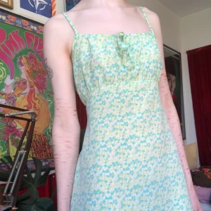 Sommarklänning - Söt liten klänning i tunt syntetiskt material💚