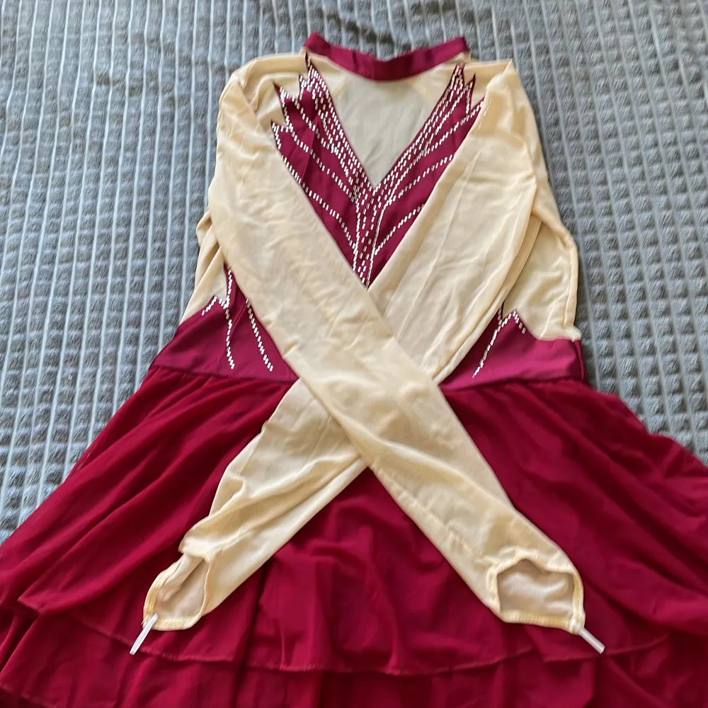 En vinröd konståkning klänning. Aldrig använd. Går att diskutera pris . Klänningar.