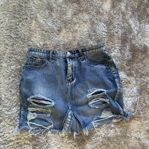 Jeans kjol - Från boohoo strl 40, aldrig använd.