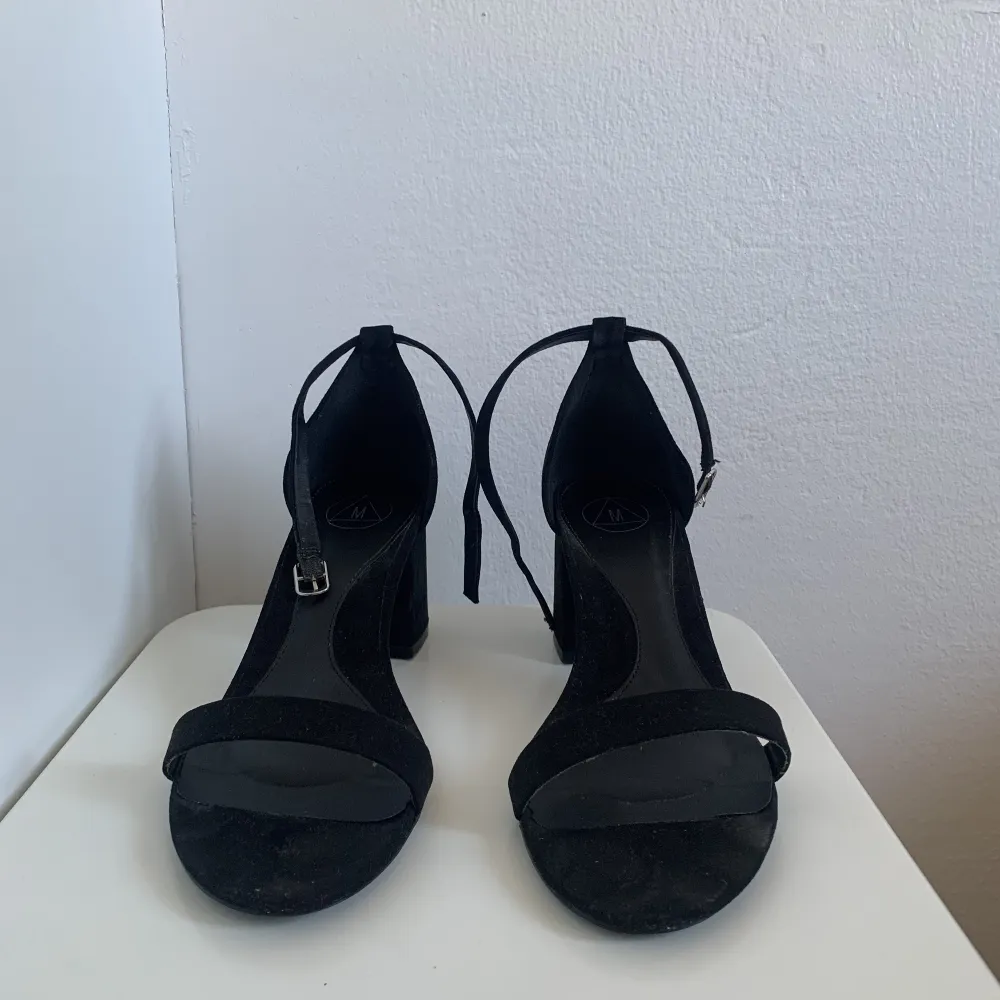 Svarta sandaletter från Missguided. Endast använda vid ett tillfälle, så väldigt fint skick!🖤. Skor.