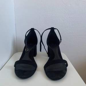 Svarta sandaletter från Missguided. Endast använda vid ett tillfälle, så väldigt fint skick!🖤