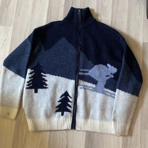 Stickad Zara tröja - Oversized Stickad tröja, använd fåtal gånger. Köptes på Zara vintern 2023  