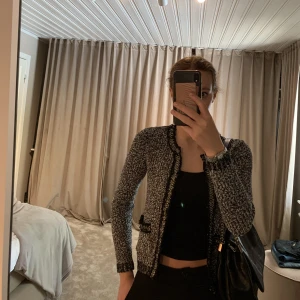 Melerad kofta - Säljer denna super fina kofta från bondeli med fickor fram till! Bra skick, i storlek xs