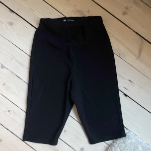 Cykelbyxor - Cykelbyxor med hög midja och resårband i midjan! Bra skick🫶🏼