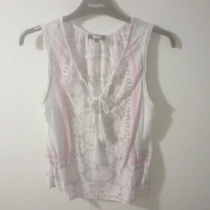 Blus - Så fina mönster men vet om ursäkt att min kamera är dålig. Blir lite öjusa bilder osv. Men blusen är i fint skick. Frakt ingår ej 