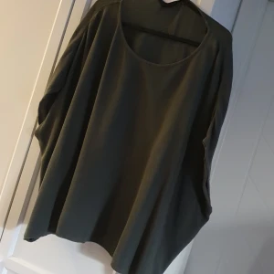 Tröja - Stor, luftig, bred tröja med påsydd applikation.   Mossgrön i färgen.  100% bomull.  