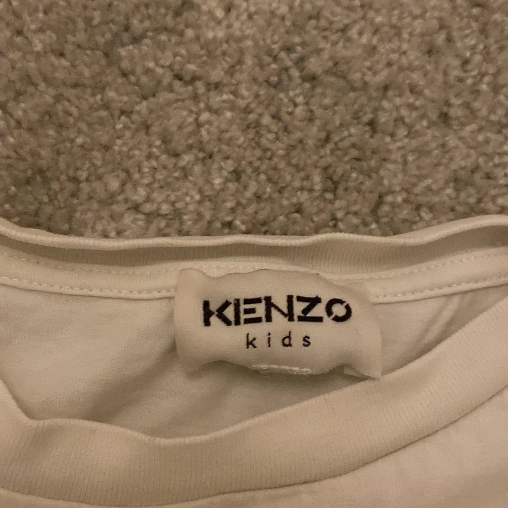 En Kenzo t-shirt. Stl 170 färg vit använd fåtal gånger 10/10 skick. T-shirts.