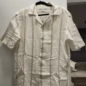 Säljer en härlig sommar resort skjorta ifrån zara då den blivit för liten.   Aldrig använd