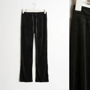 Ljus blåaVelour byxor - Dessa byxor på bilden fast i mörkblå.Jättefina,tror inte de finns kvar på hemsidan längre skriv för fler bilder 