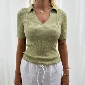 Grön topp - Super söt grön topp från NA-KD.💚💚💚