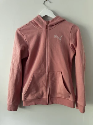 Puma zip hoodie  - Rosa puma zip hoodie. Skulle säga storlek XS/S. Knappast använd så i fint skick. Kan mötas upp och frakta 🥰
