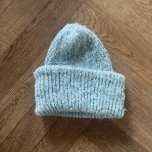 Mössa - Gullig mössa/beanie från mango, den är ganska stor!  