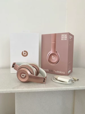 Beats Solo Wireless - Säljer mina Beats Solo Wireless Special Edition Rose Gold💓 fantastiskt bra ljud! Det enda är att öronkuddarna är slitna och har lite smink i sig, men går enkelt att beställa nya på nätet för någon hundring 💓 350kr + ev frakt 💓🦋