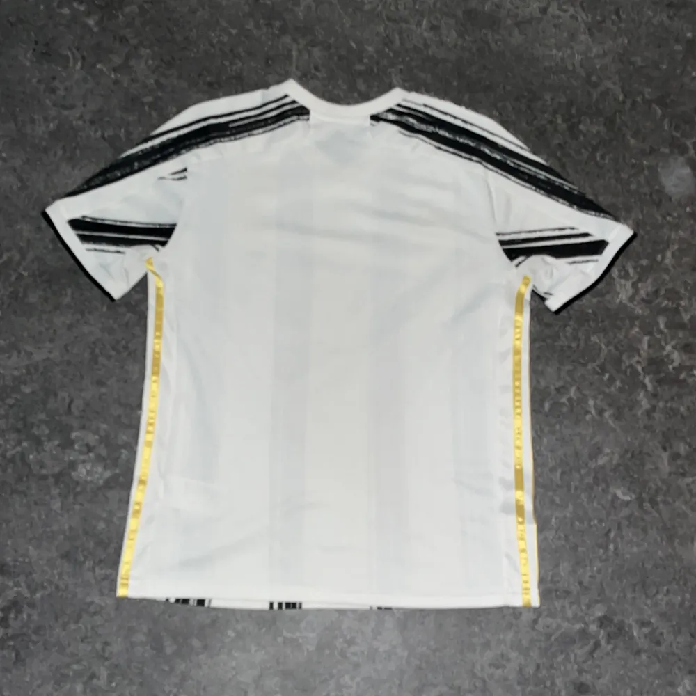 Säljer en Juventus tröja den är i mycket fint skick och säljer den bara för att den är för liten ”ÄKTA” Priset kan diskuteras . Hoodies.