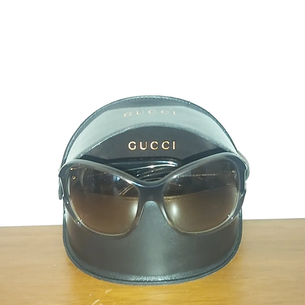 Nypris 9500kr Med äkta Gucci läderfodral Säljer för 1500kr . Accessoarer.