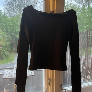 Topp - Svart topp med cut vid armbågarna 