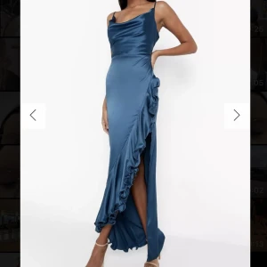 Balklänning  - Säljer då jag köpte men i fel storlek, annars jättefin och helt ny. Säljer för ordinarie pris +frakt💘