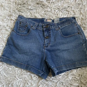 Low waist jeansshorts - Köpte dessa second hand ett tag sedan, men säljer pga slut på utrymme i min garderob! Kontakta privat för frågor❤️ 