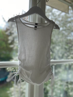 Vitt linne - Gulligt vitt linne från devided/H&M🤍 Den är croppad och ganska liten i storleken🌞 Superfint skick!