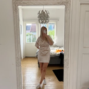 Sidenklänning  - Klänning från bik bok Aldrig använd, ord pris 499 Storlek S Glansigt material