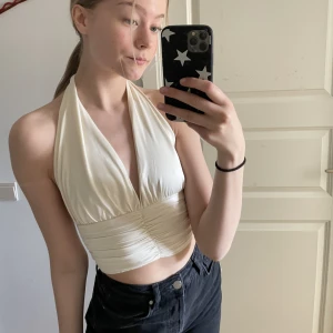 Festtopp - En superfin gräddvit topp från bikbok, säljes då den blivit lite för liten för mig. Nyskick☺️