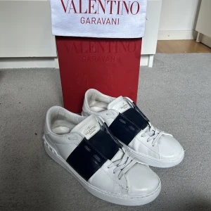 Valentino mörkblå  - Säljer dessa feta Valentino. Skorna  är storlek 41 och i bra skick. Dom kommer passa väldigt bra nu till sommaren! Vid fler frågar eller bilder så är det bara att skriva till mig. (Pris kan diskuteras)