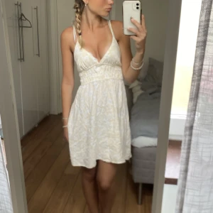 Sommarklänning - Säljer denna söta sommarklänning. Har använt den en gång så den är i väldigt bar skick. Strl 32 men passar mig som är 34-36. Har du någon fråga är det bara att höra av sig🫶🏽