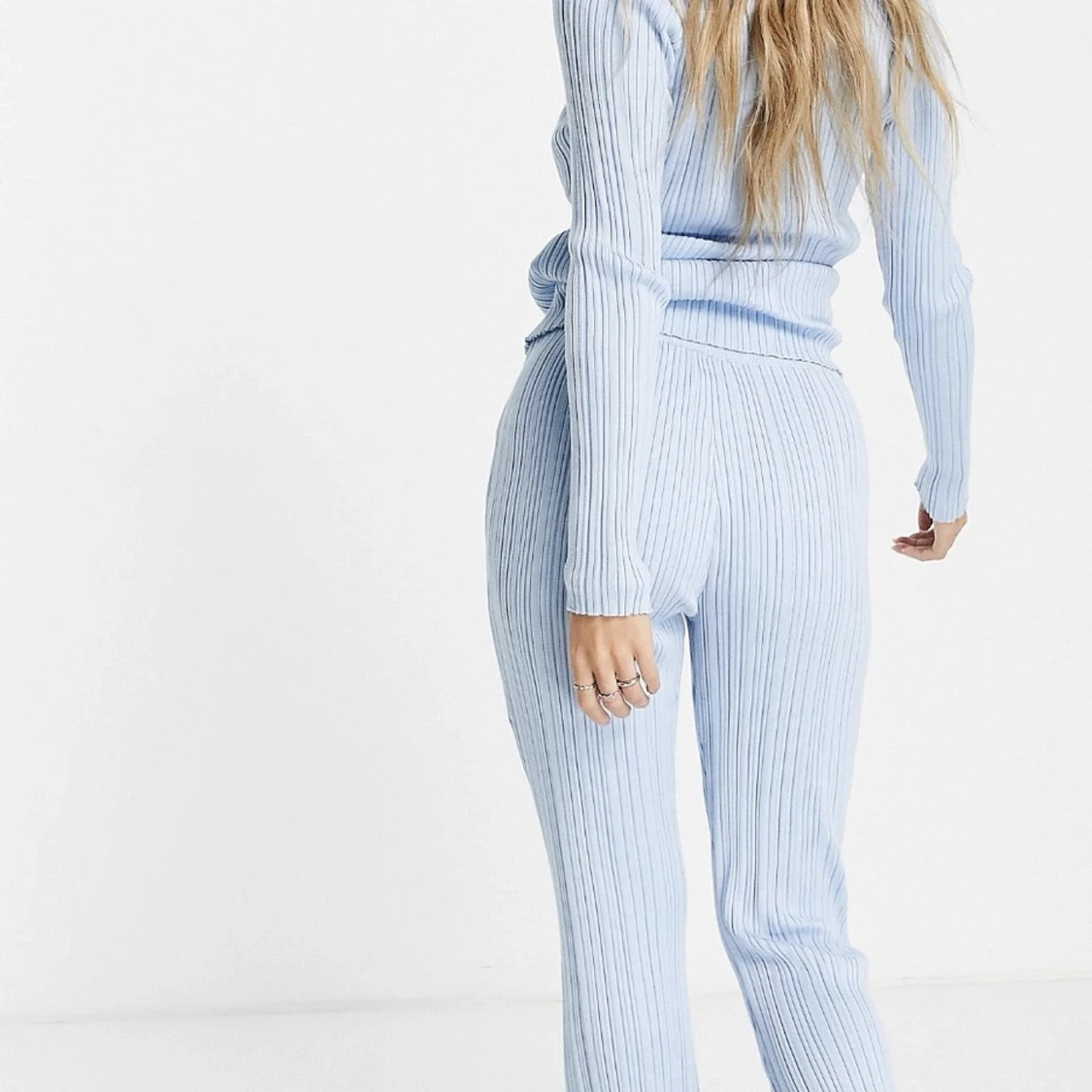 Ljusblå stickade byxor med vida ben och ribbmönster - 91