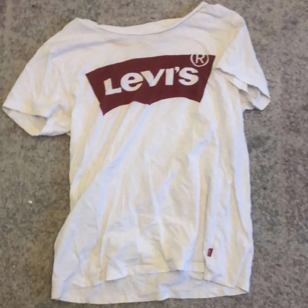 En vit Levis Tröja som inte kommer till användning så säljer och köparen står för frakten . T-shirts.